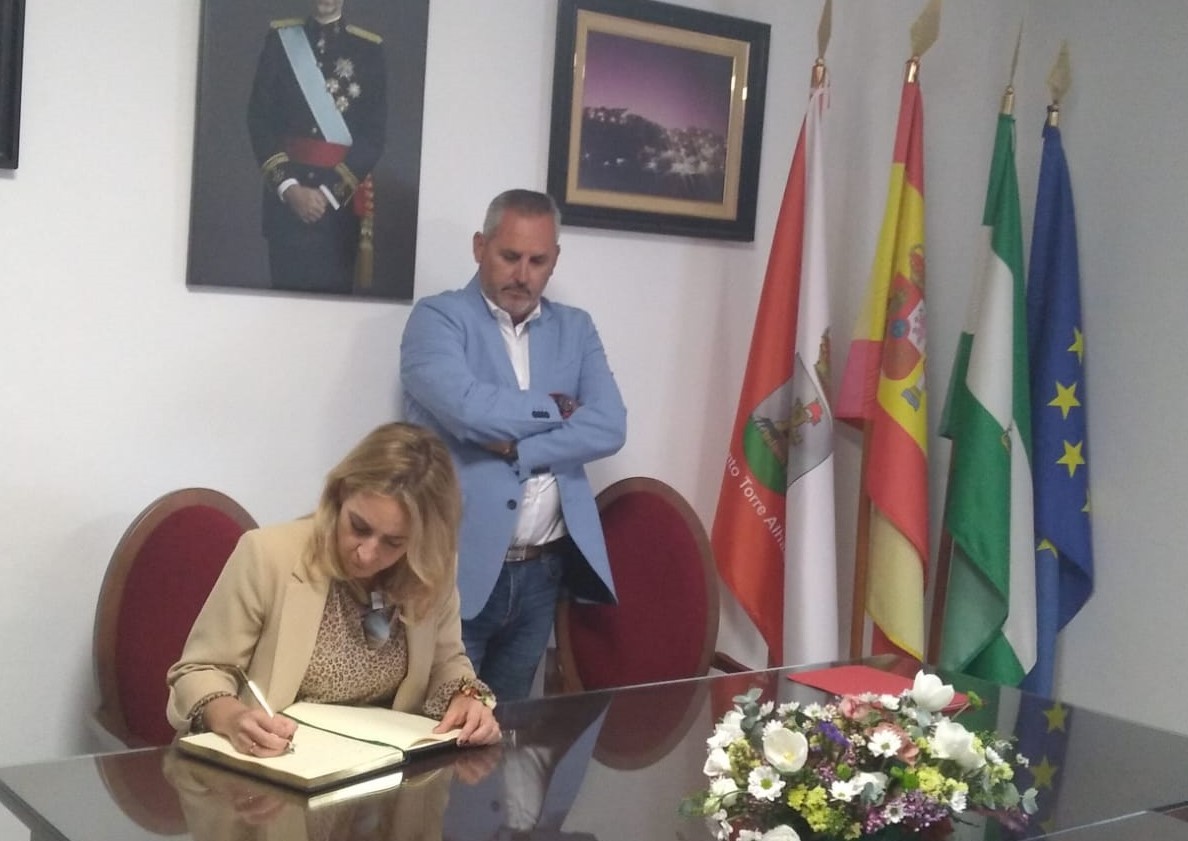 La presidenta de la Diputación firma en el libro de honor del Ayuntamiento de Torre Alháquime.