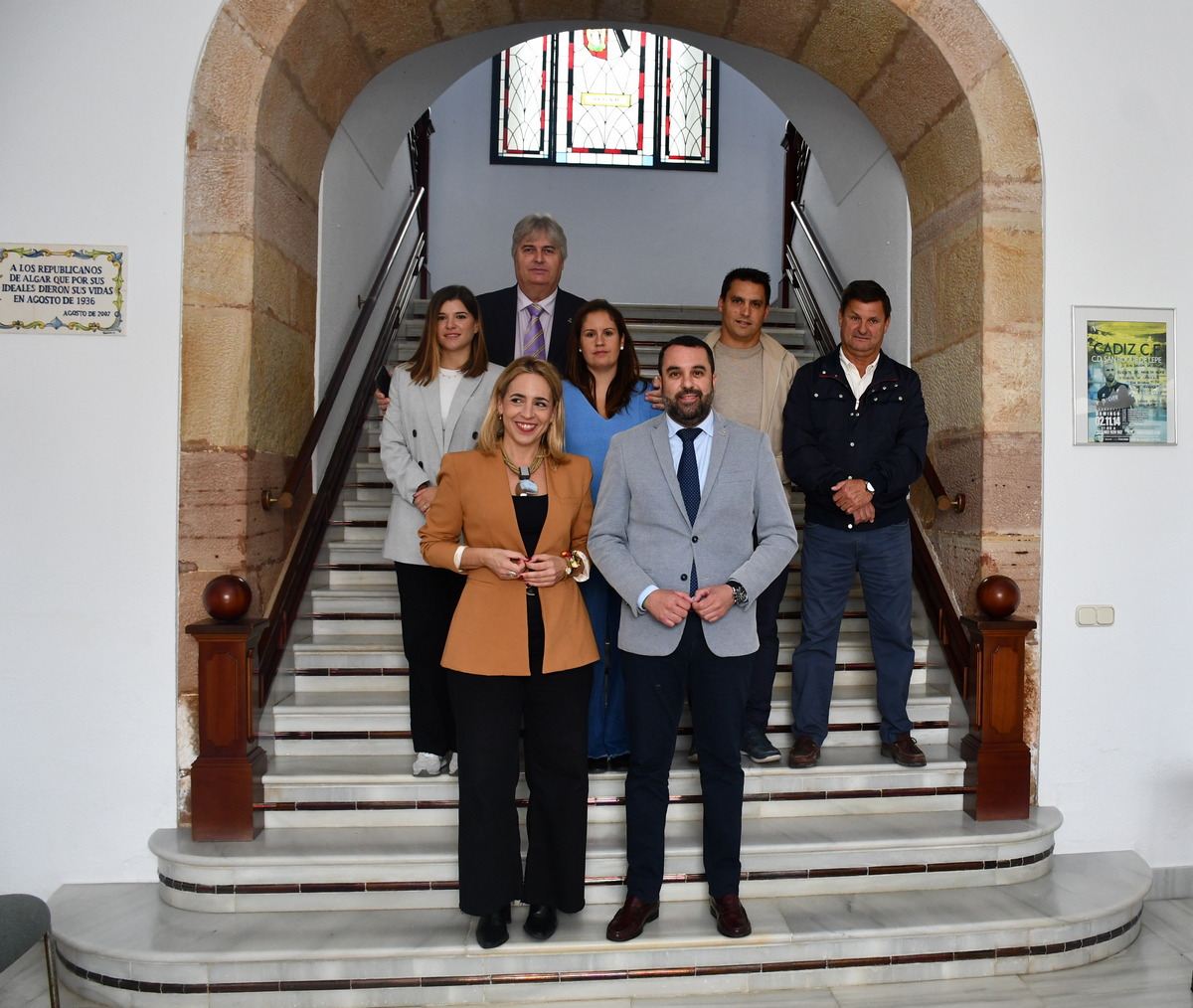 Almudena Martinez, con el alcalde de Algar y otros miembros de la corporación municipal.