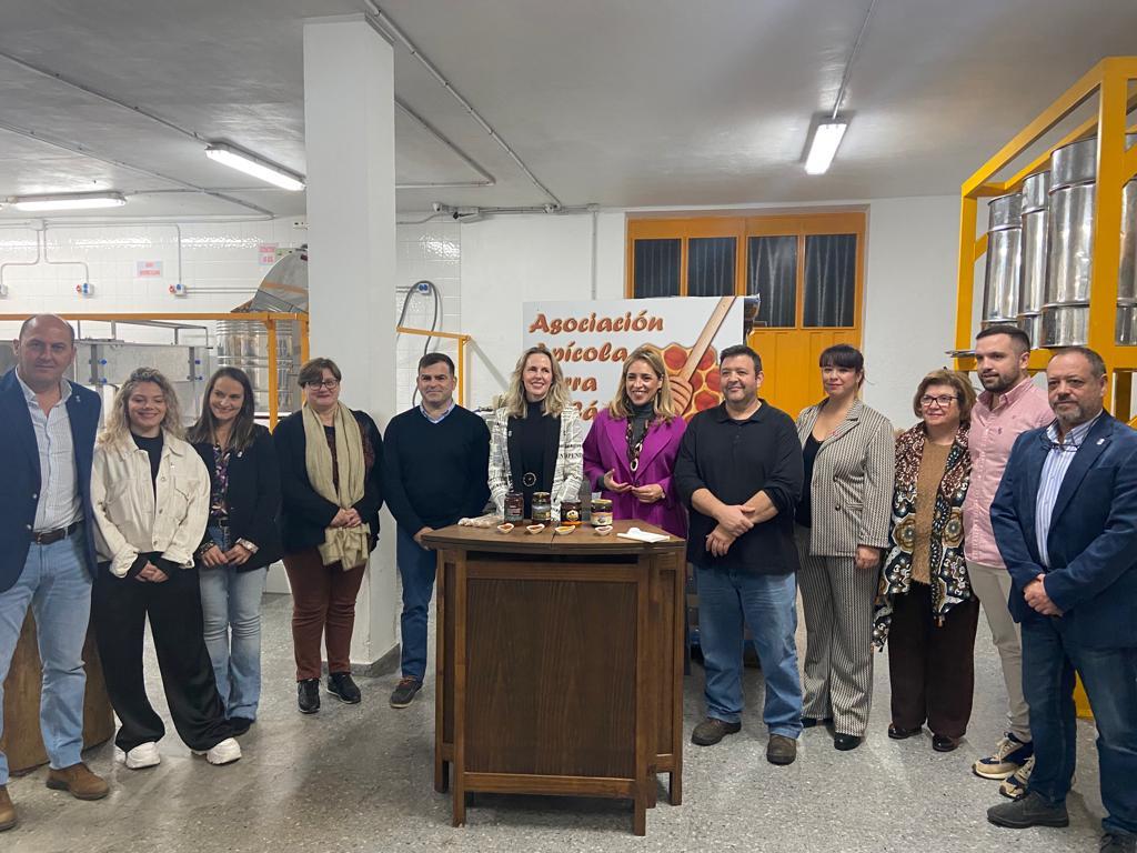 Almudena Martinez y Vanesa Beltran, con el sector apícola de Prado del Rey.