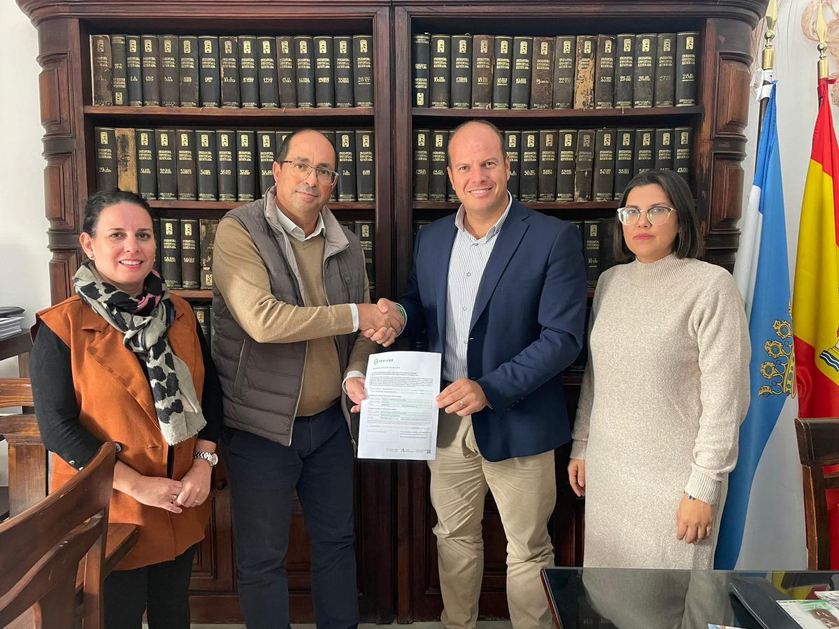 El delegado territorial y el alcalde de Villamartín muestran el documento suscrito.