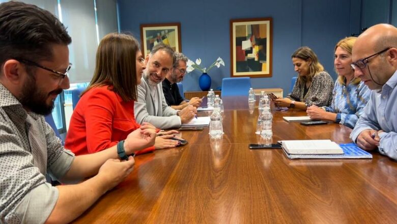 La delegada territorial de la Junta se reúne con representantes de IU para abordar los cortes de luz en la Sierra