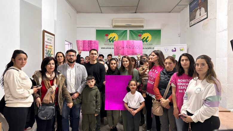 Personal técnico de integración social y madres de alumnos se reúnen con representantes de IU en Arcos