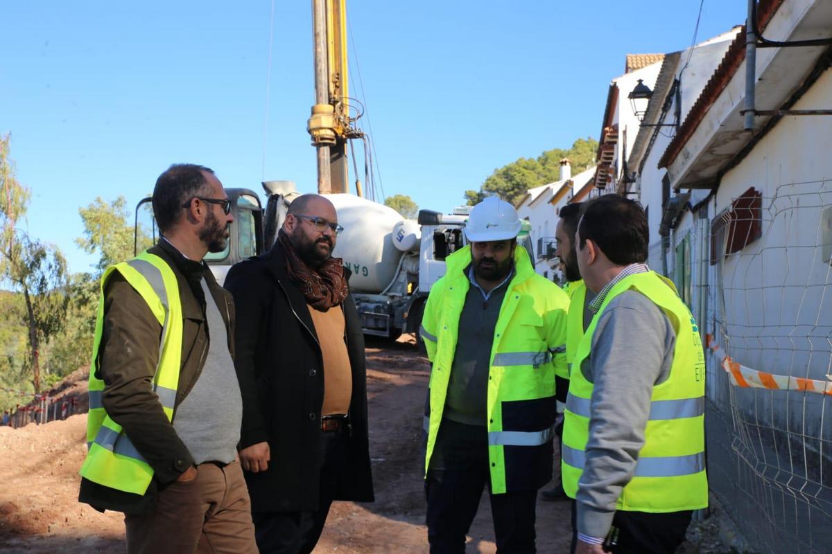 El diputado provincial Javier Bello, en las obras de la calle Sevilla en El Bosque, con los operarios.