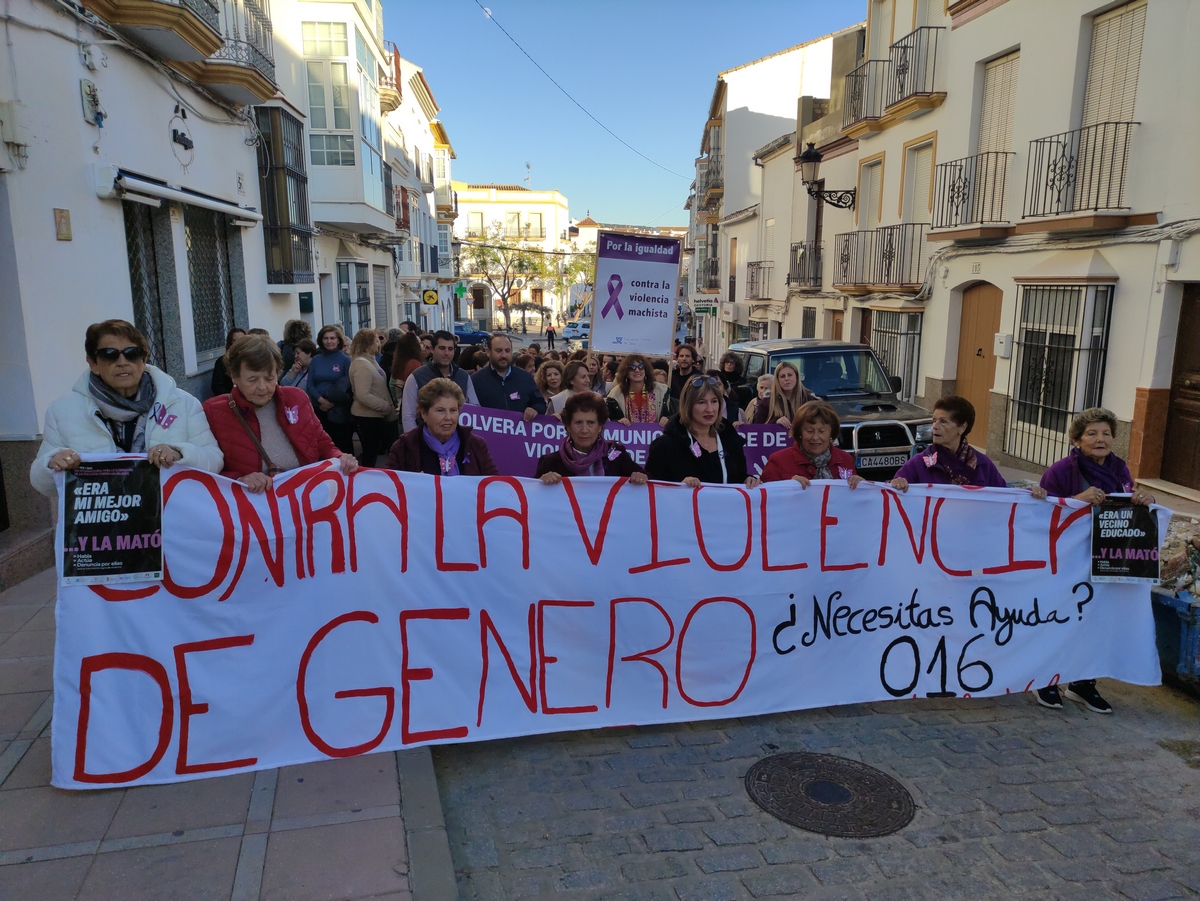 Manifestación en Olvera contra la violencia hacia las mujeres.