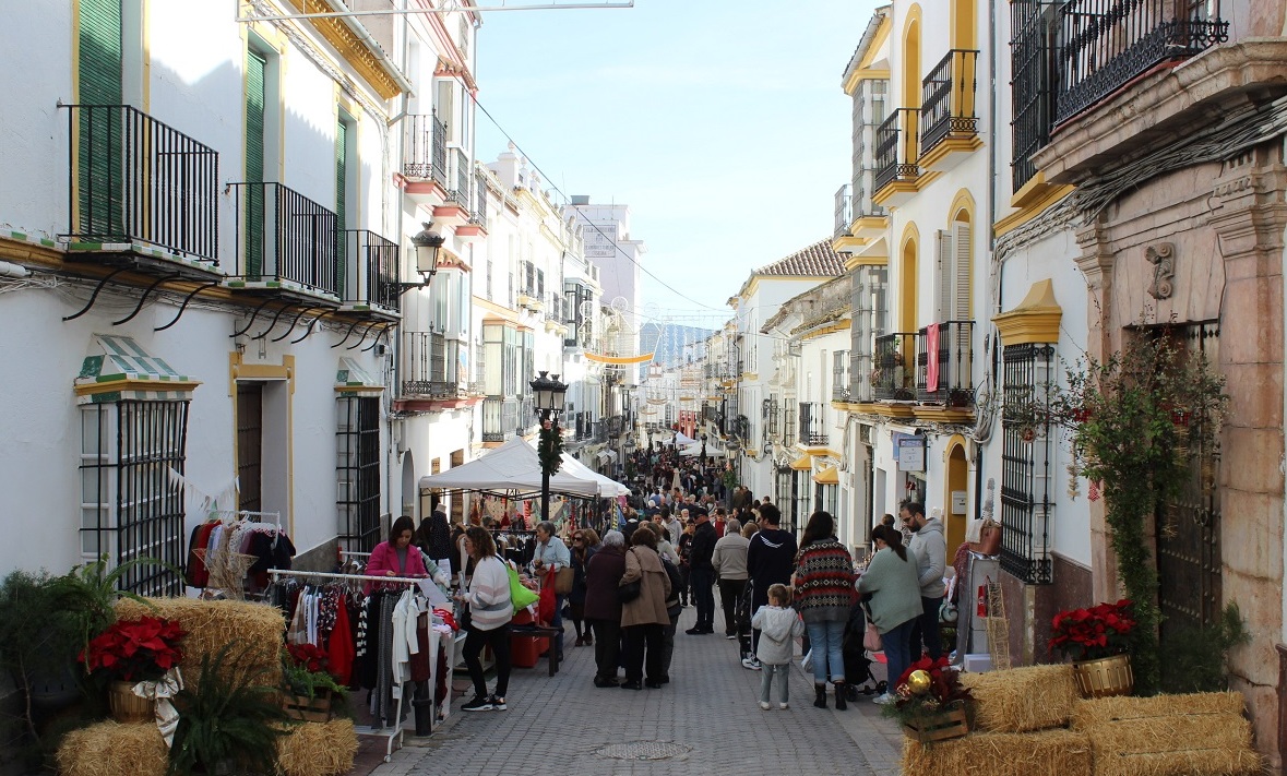 Mercadillo navideño en la calle Llana de Olvera.