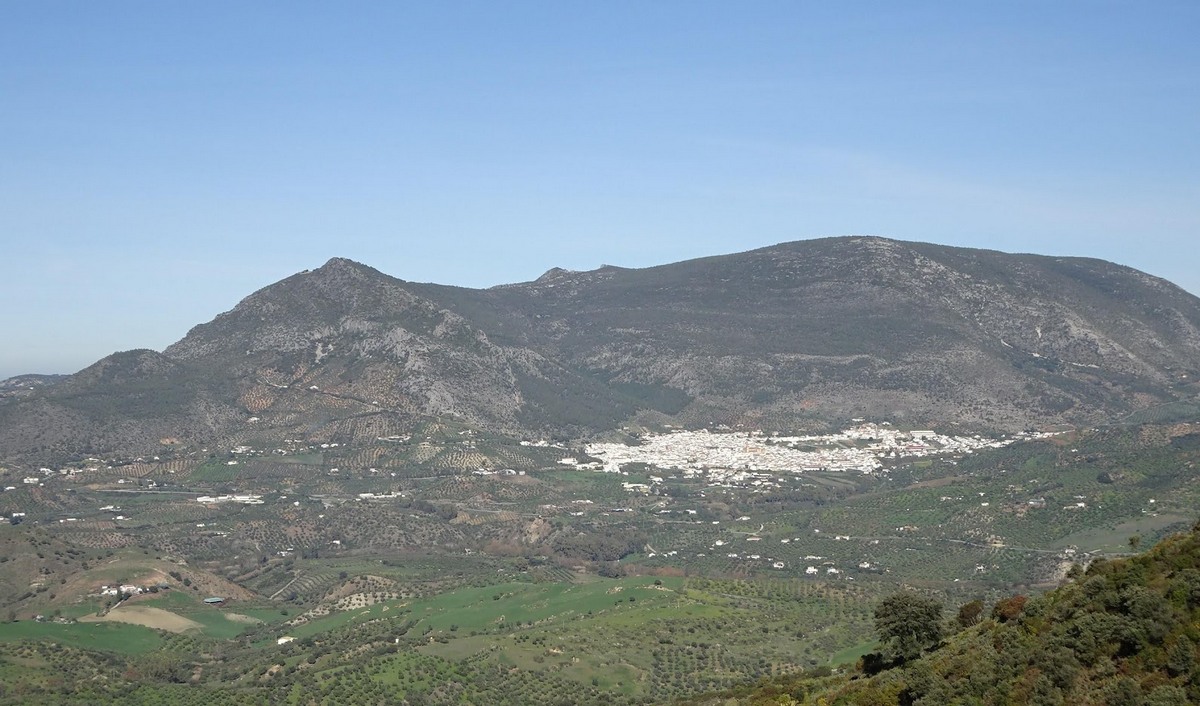 Panorámica de la Sierra de Líjar sobre el pueblo de Algodonales.
