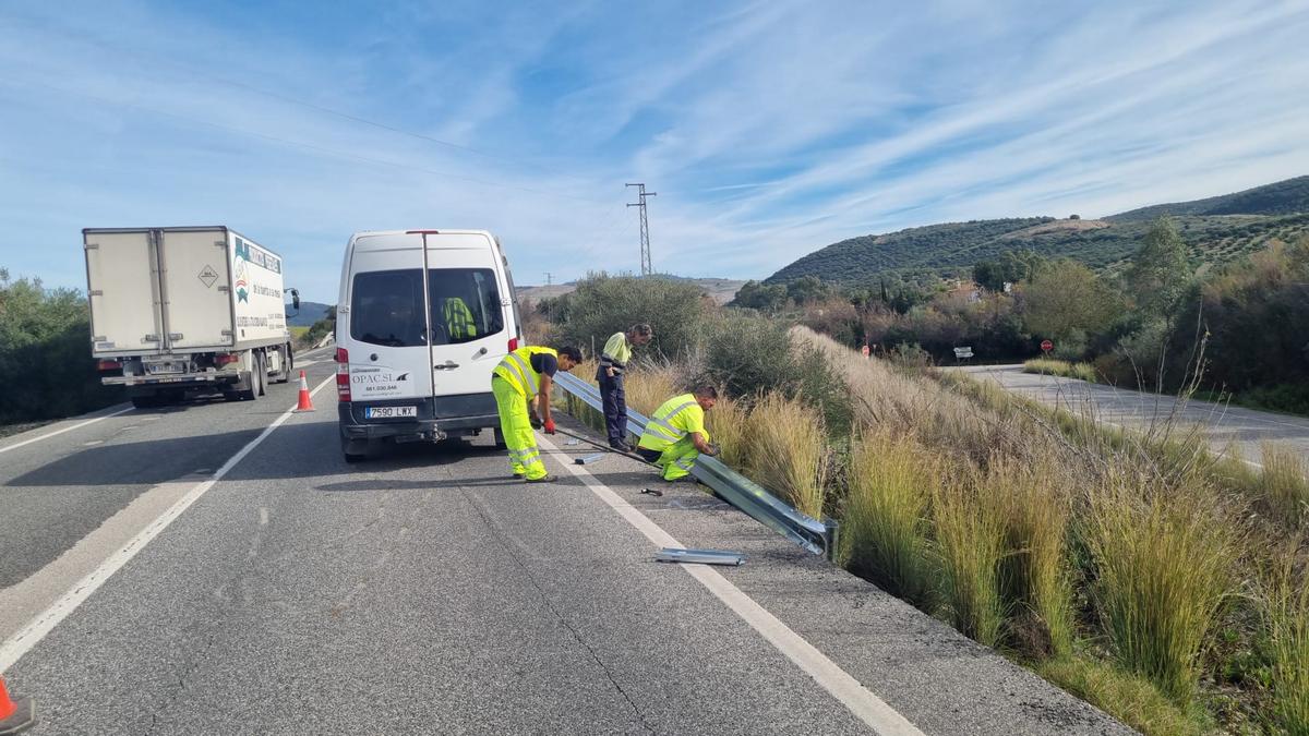 Colocación de barreras de seguridad en la A-384.