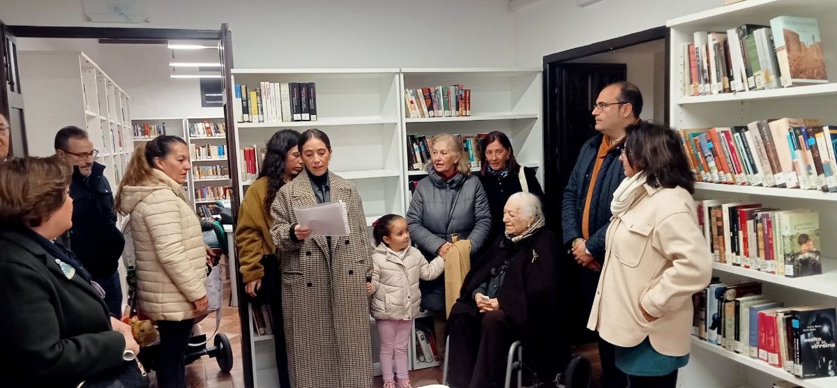 Intervención de una de las nietas de la escritora Araceli Espejo Gómez, junto a ella, previamente al descubrimiento de la placa con su nombre en una de las salas de lectura.