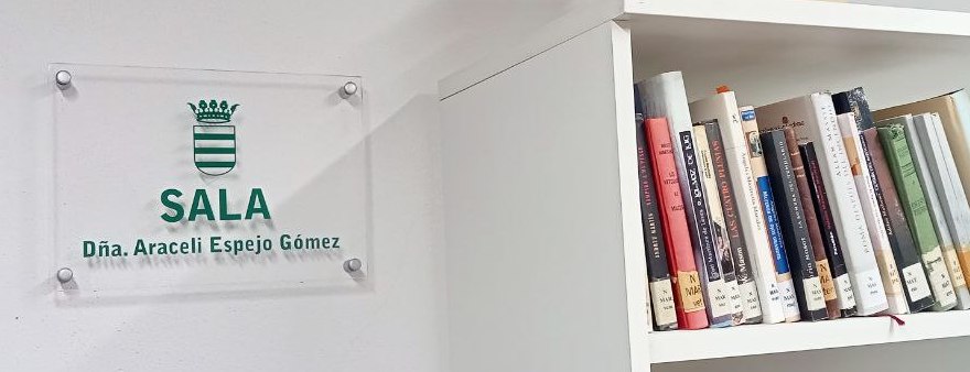 Placa con el nombre de Araceli Espejo Gómez en una de las salas de lectura de la Biblioteca Municipal.