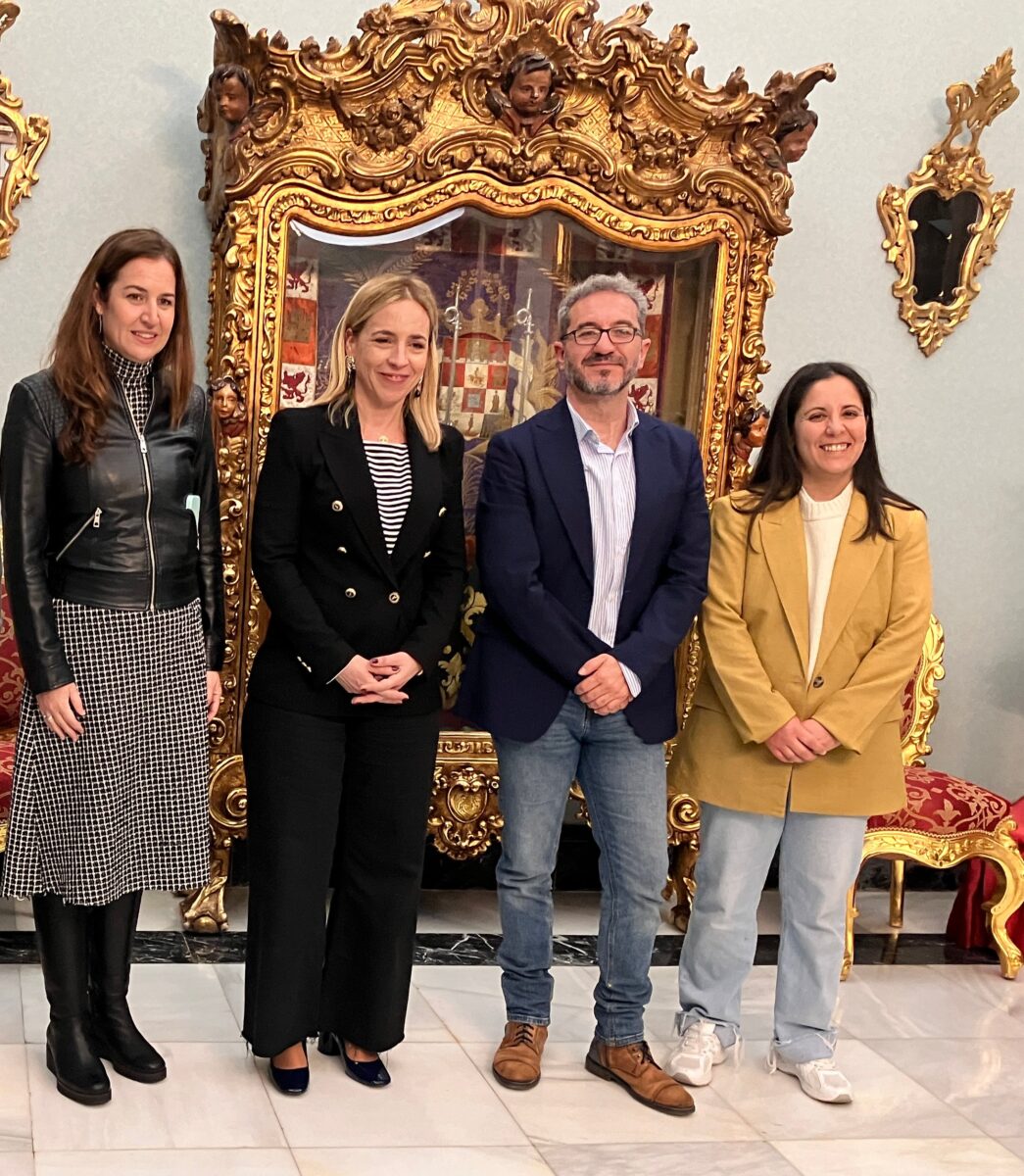 El alcalde y la concejala de Servicios Sociales de Puerto Serrano, con la presidenta de la Diputación y la diputada provincial de Servicios Sociales.