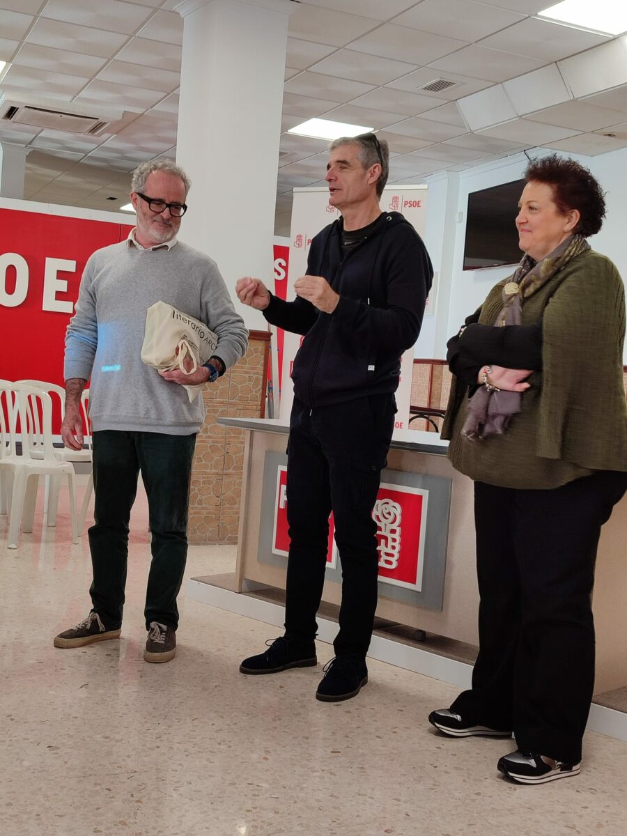 El concejal socialista Isidoro Gambín presenta al conferenciante, Francisco José Medina.