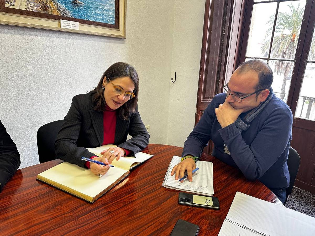 Esther Gil de Reboleño, junto a al alcade de Bornos, Hugo Palomares, firmando en el libro de honor del consistorio.