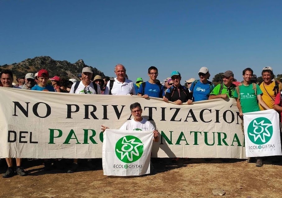 Juan Clavero, delante de la pancarta, en la marcha por el camino público Benamahoma-Zahara, el 8 de octubre de 2017.