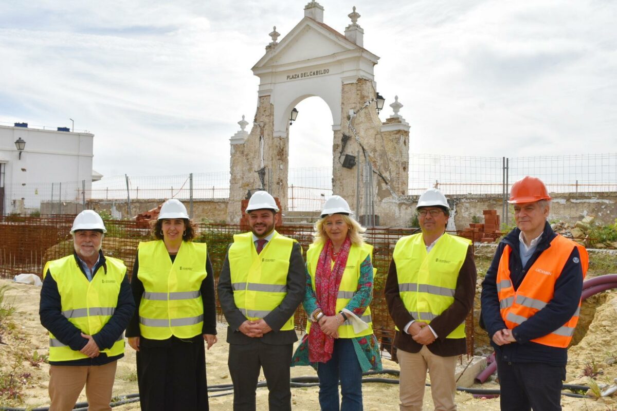 Representantes de las administraciones, en la plaza del Cabildo.