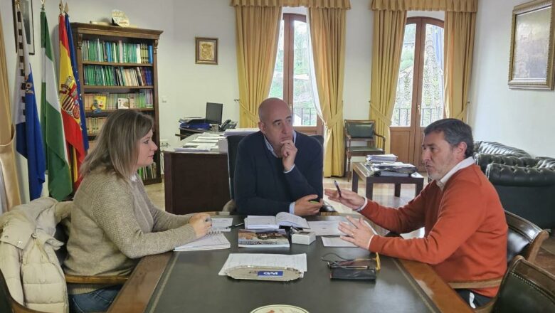 El delegado de la Junta aborda con el alcalde de Setenil asuntos de la residencia de mayores, juventud y mujer