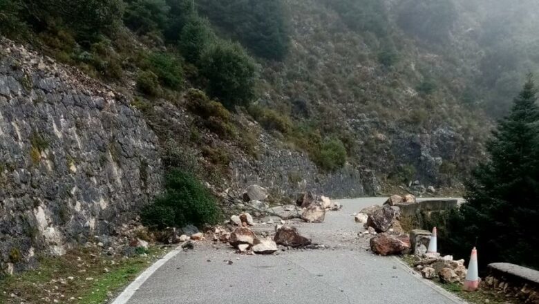 Cortada por desprendimientos la carretera del puerto de las Palomas