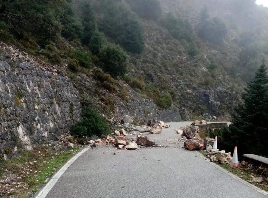 Tramo de carretera cortado en el puerto de las Palomas.