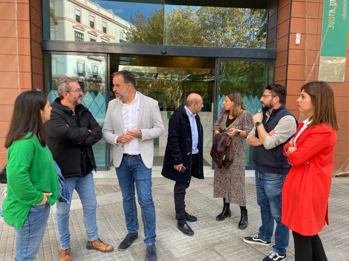 Alcaldes de IU en la Sierra, junto al coordinador provincial, el diputado provincial de IU Cádiz y la vicepresidenta de la Mancomunidad.