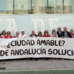 Manifestación del gobierno local y vecinos de Bornos ante la Junta en Cádiz para pedir solución a la paralización de la ‘Ciudad amable’