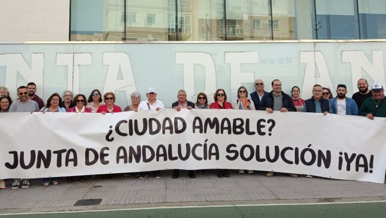 Manifestación del gobierno local y vecinos de Bornos ante la Junta en Cádiz para pedir solución a la paralización de la ‘Ciudad amable’
