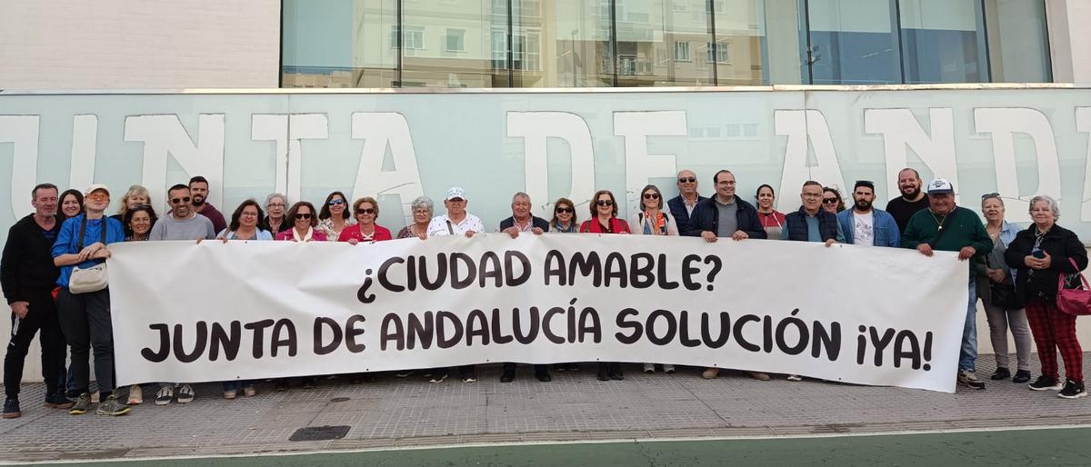 Manifestantes de Bornos ante la sede de la Junta de Andalucía en Cádiz.