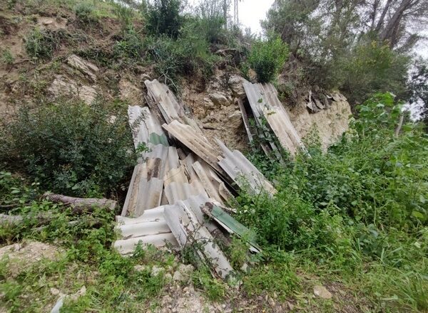 Piden retirar el amianto depositado en terreno público en El Bosque