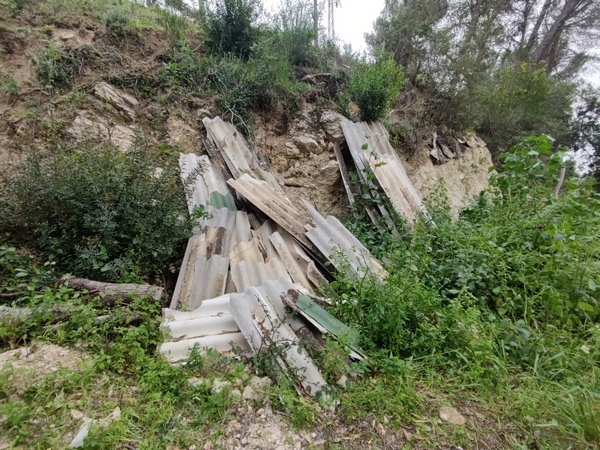 Piden retirar el amianto depositado en terreno público en El Bosque