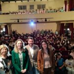 La delegada territorial, Isabel Paredes; la alcaldesa de Prado del Rey, Vanesa Beltrán; la concejala de Igualdad, Irene de Paula González, y el diputado de Empleo de la Diputación Provincial de Cádiz, Andrés Clavijo, ante los asistentes a la V Feria de FP de la Sierra.