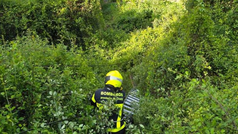 Restablecido el servicio de telefonía e internet, tras recuperar los bomberos el cable caído