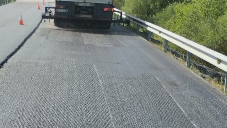 Obras en el acceso a El Bosque en la carretera A-373