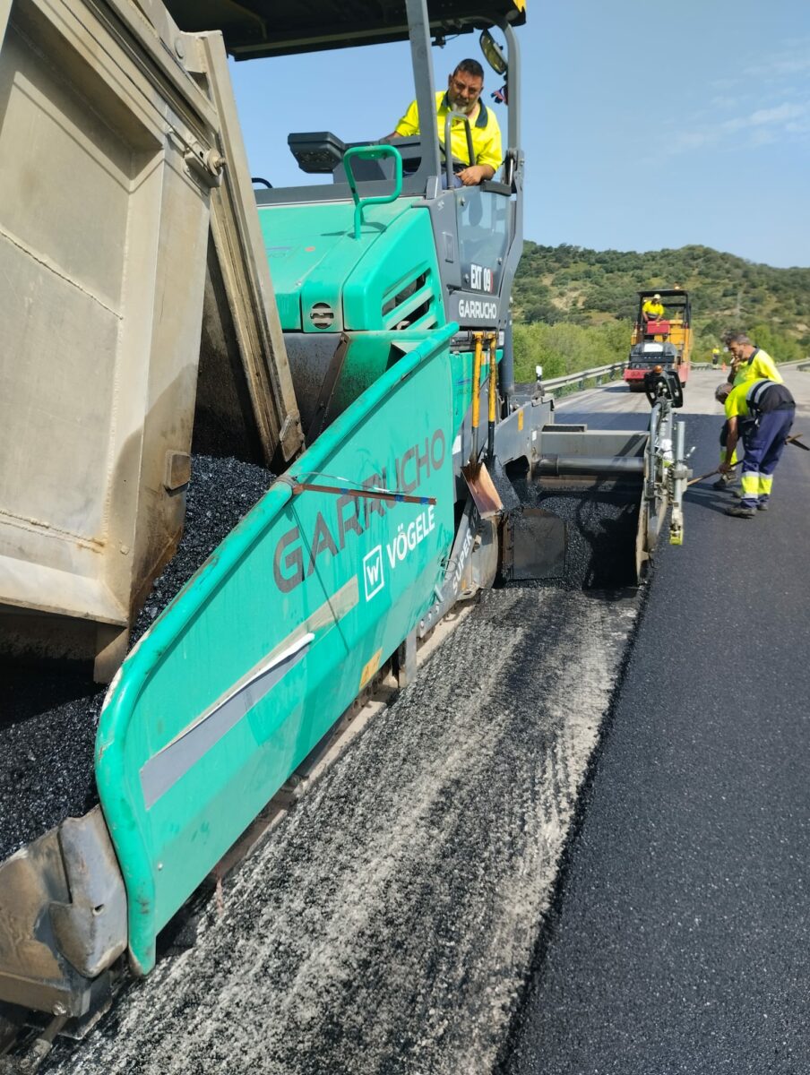 Obras en el acceso a El Bosque en la carretera A-373