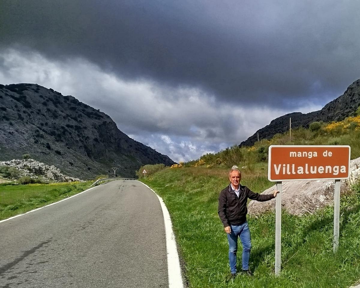El alcalde, Alfonso Moscoso, en la Manga de Villaluenga.