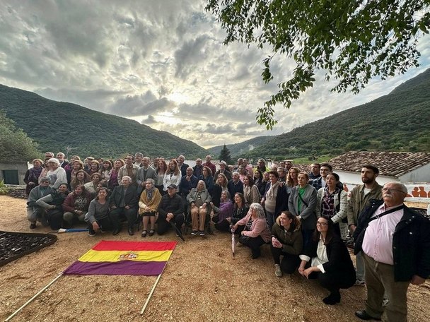 Participantes en la apertura del Parque de la Memoria de Benamahoma.