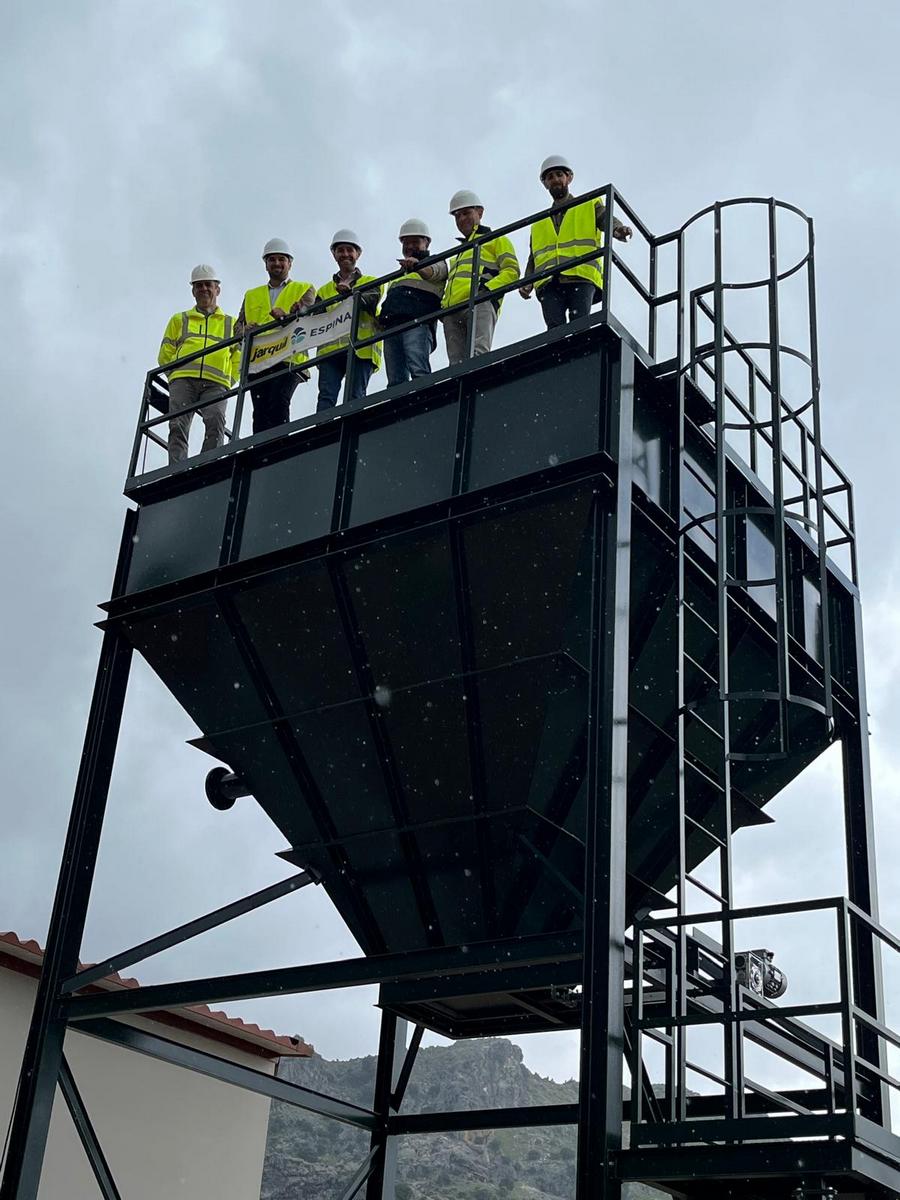 Representantes de la administración y personal técnico, en la obra de la depuradora de Grazalema.
