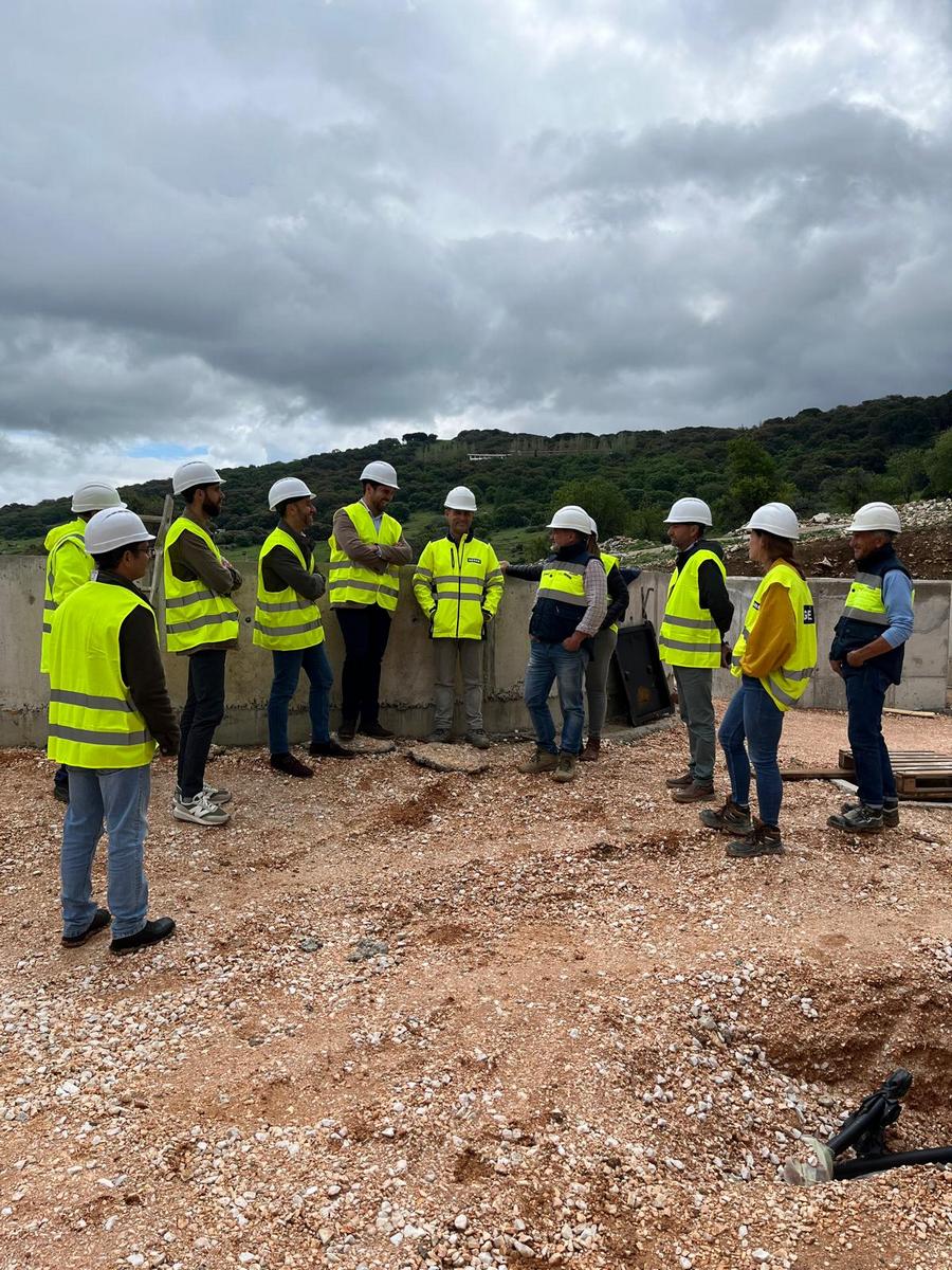Representantes de la administración y personal técnico, en la obra de la depuradora de Grazalema.