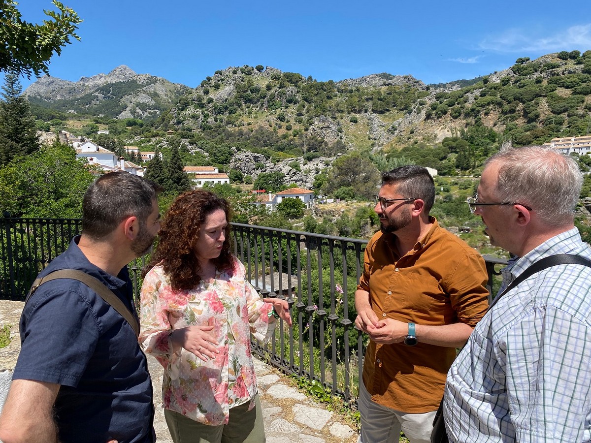 La parlamentaria de IU Inma Nieto, con el coordinador provincial y representantes de IU de la comarca.