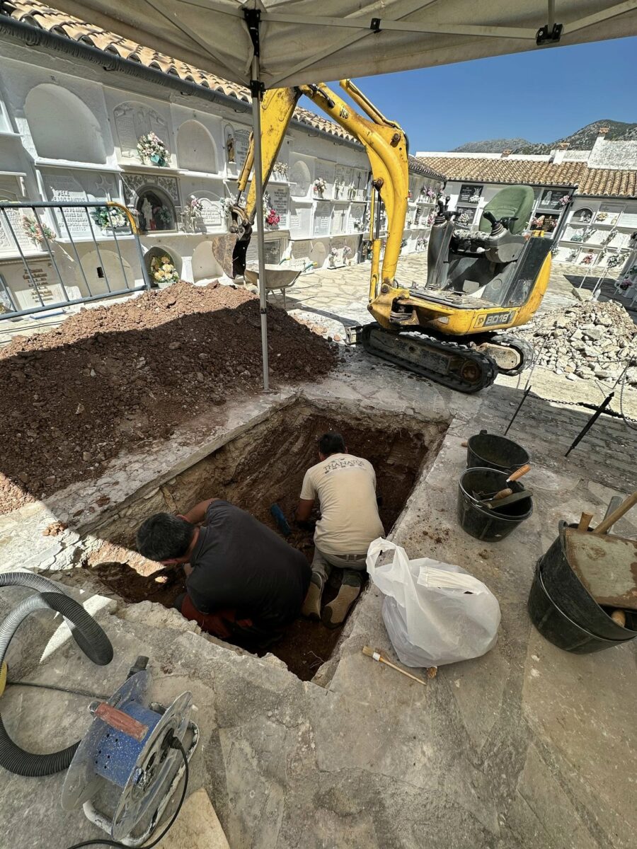 Trabajos de exhumación en el cementerio municipal de Benaocaz.