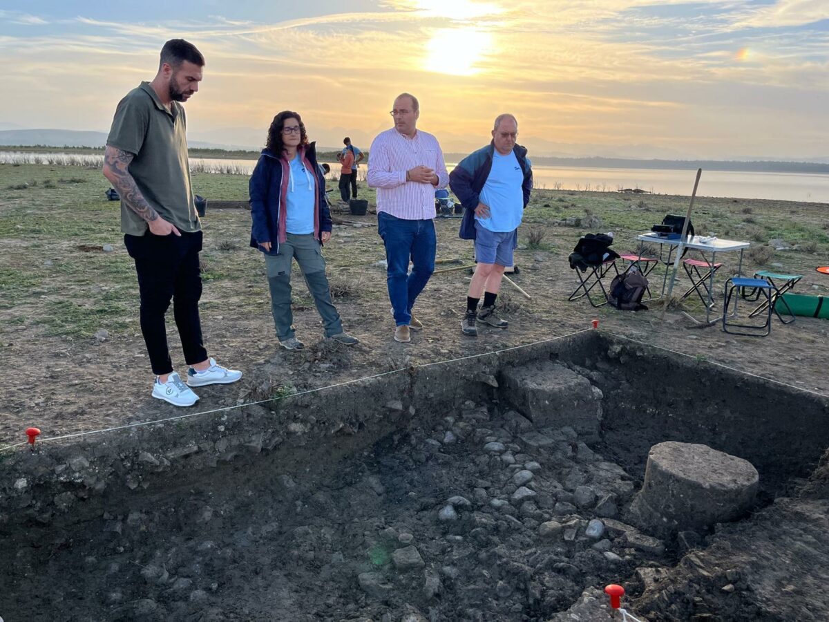 Macarena Lara, profesora de Arqueología y directora del proyecto de investigación «Mare in rure El Cañuelo», con el alcalde, HUgo Palomares, y el director del Museo Municipal de Villamartín, José María Gutiérrez.