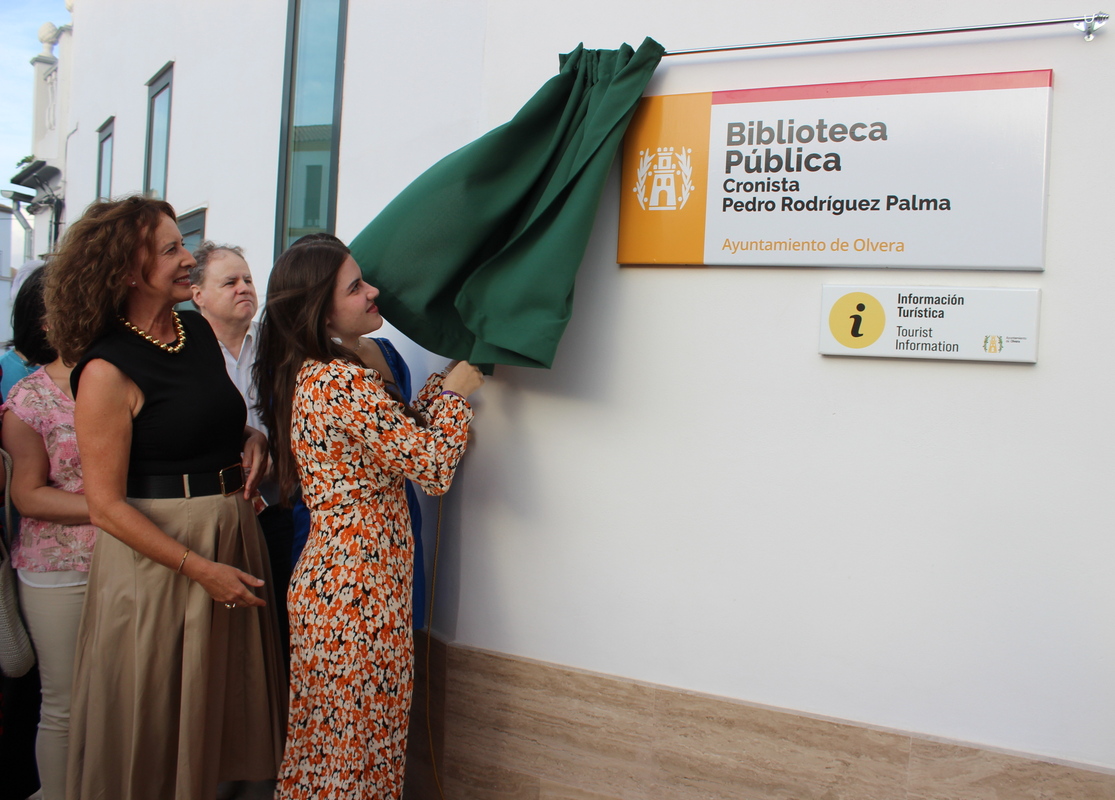 Descubrimiento de la placa con la nueva denominación de la Biblioteca Municipal.