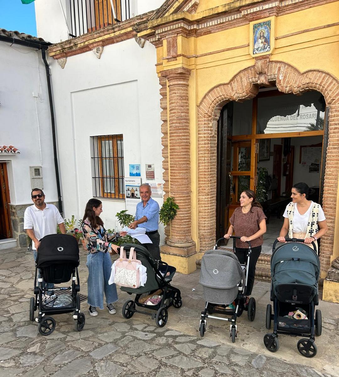 Las familias beneficiarias del cheque bebé, con el alcalde.