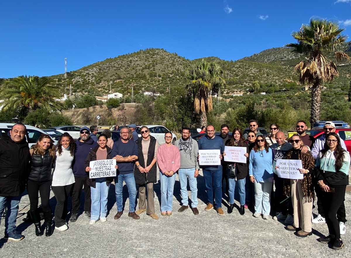 El coordinador provincial de IU, Jorge Rodríguez, junto a cargos públicos de esta formación política en la Sierra.