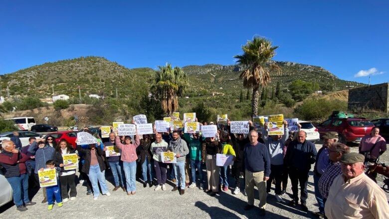 Caravana de IU para exigir a la Junta el desdoble de la carretera A-384, de Arcos a Antequera