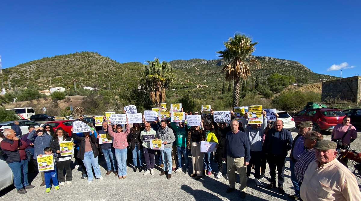 Participantes en la caravana de IU por la A-384.