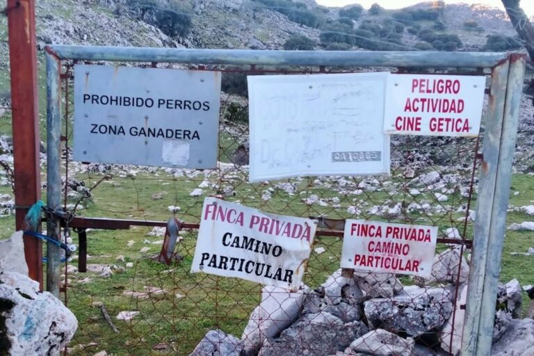 Cierran otro camino público en Grazalema