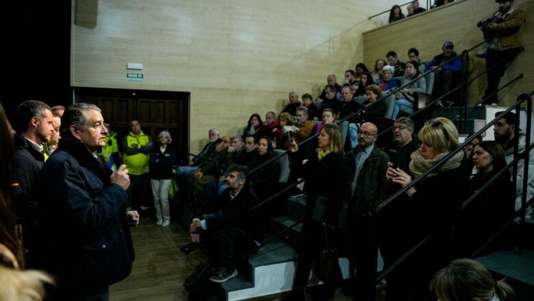 El consejero Sanz informa a vecinos de Grazalema del estudio técnico-científico de las zonas afectadas por el temporal