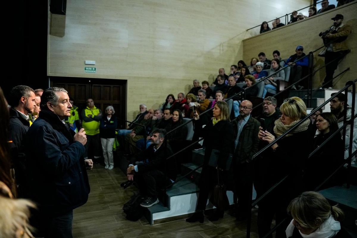 El consejero Sanz informa a vecinos de Grazalema del estudio técnico-científico de las zonas afectadas por el temporal