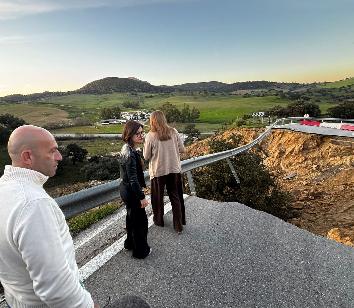 La ministra Sira Rego garantiza en Alcalá del Valle agilidad en la tramitación de las ayudas por el temporal