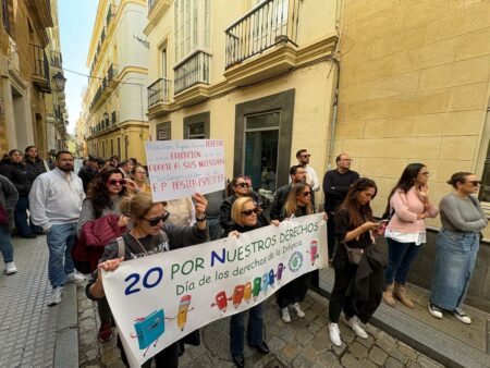 Manifestación en Cádiz por el alumnado con necesidades específicas, con apoyo del alcalde de Bornos