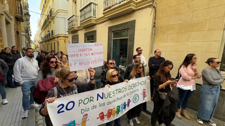 Manifestación en Cádiz por el alumnado con necesidades específicas, con apoyo del alcalde de Bornos