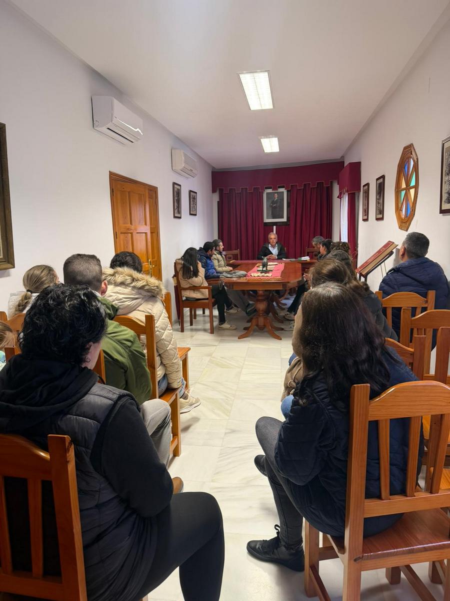 Reunión de representantes del AMPA y consejo escolar, con el alcalde, en el Ayuntamiento de Villaluenga.